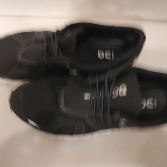 On Cloud Running Men's Black and White Athletic Shoes Size 11.5 - Picture 3 of 5